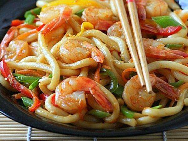 Залив - Wok с овощами, креветками и соусом Падтай