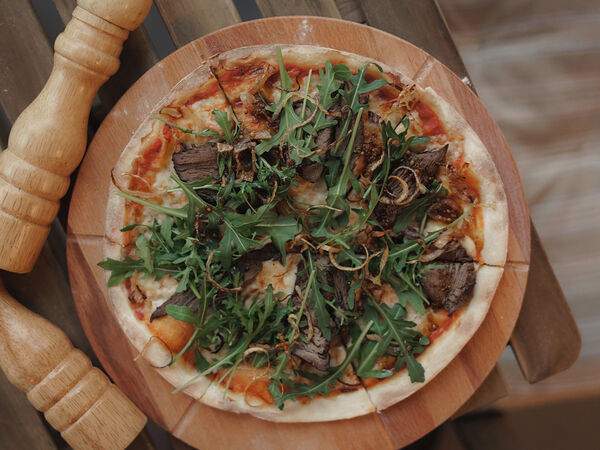 Брускетта - Пицца с ростбифом, руколой и луковыми чипсами