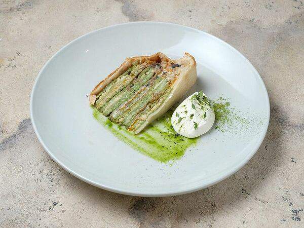 Кафе 38 - Фирменный Курник 38 слоев с индейкой и сметаной с тимьяном