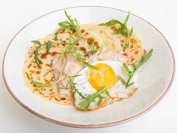 Breakfasteria - Блинчики с карбонадом и яйцом