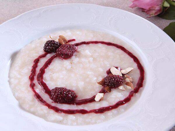 Rose Cafe - Каша рисовая на миндальном молоке с ягодным конфи