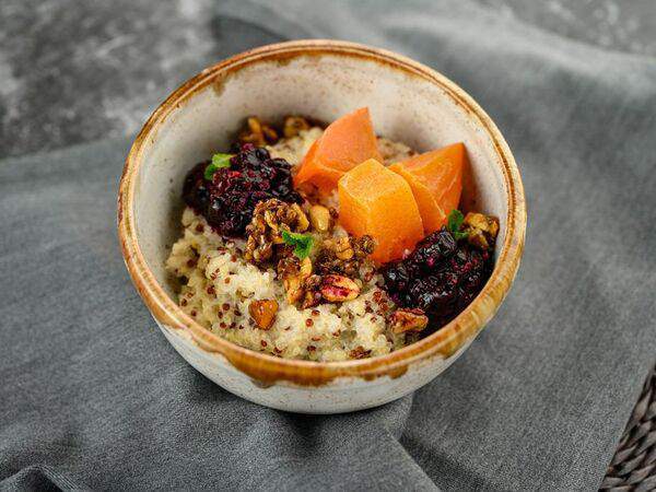 Vitae Healthy Food - Киноа на кокосовом молоке с гранолой и грушей