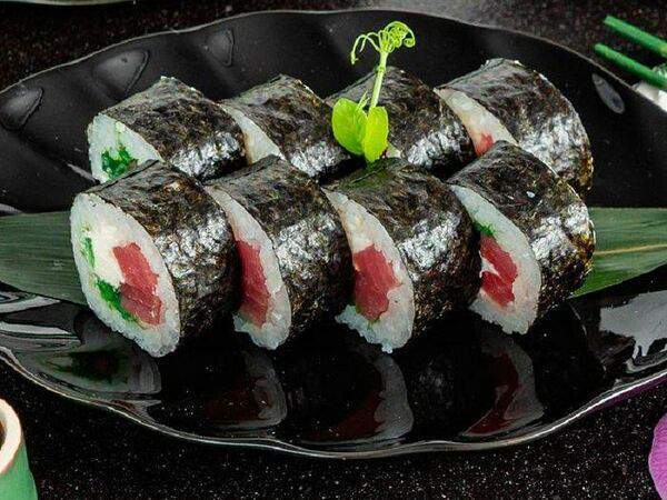 Chef Arts - Ролл Магуро маки с салатом чука