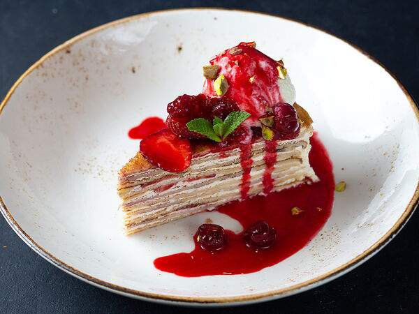 Мама Грузия - Блинный торт с клубникой и бананом