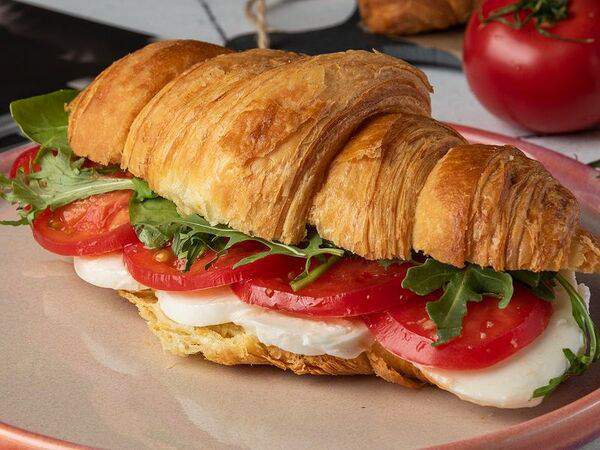 Mandarinka Restaurant & Bar - Круассан или брускетта с моцареллой и соусом песто