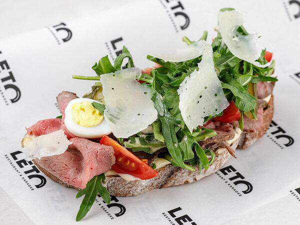 Leto - Брускетта с говядиной, трюфельный соус, пармезан