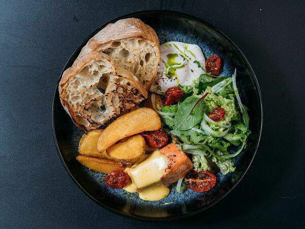 Прага - Лосось под сырным соусом с картофельными дольками и яйцом пашот