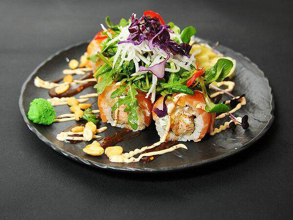 Papaya - Ролл никкей с лососем темпура, свит чили и спайси-айоли