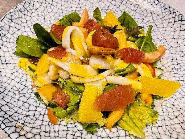 Ristorante Da Claudio - Салат с креветками, кальмаром и соусом манго