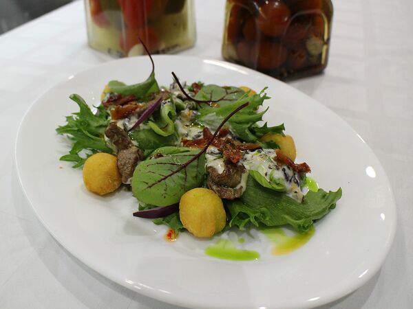 Friends Gastrobar - Теплый салат с говядиной