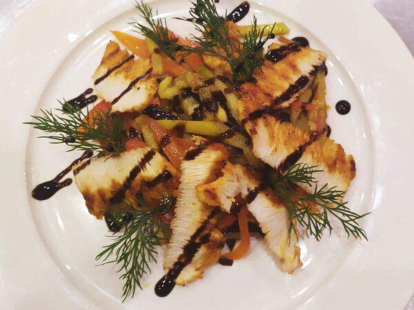 Пицца Като - Теплый салат с индейкой и овощами