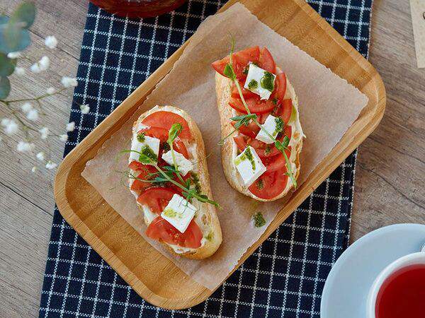 Чашка - Брускетты с томатами и сыром фета