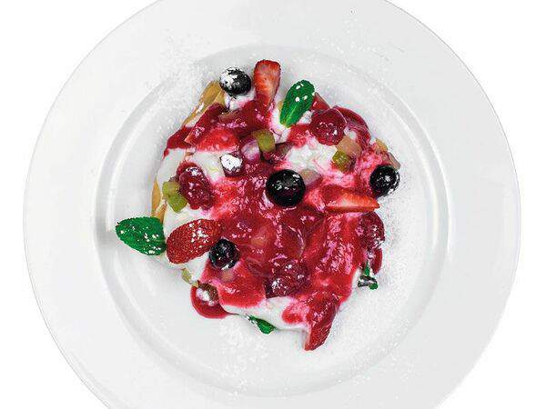 Фёст на Первомайской - Мильфей с фруктовым тартаром и сырно-сливочным кремом