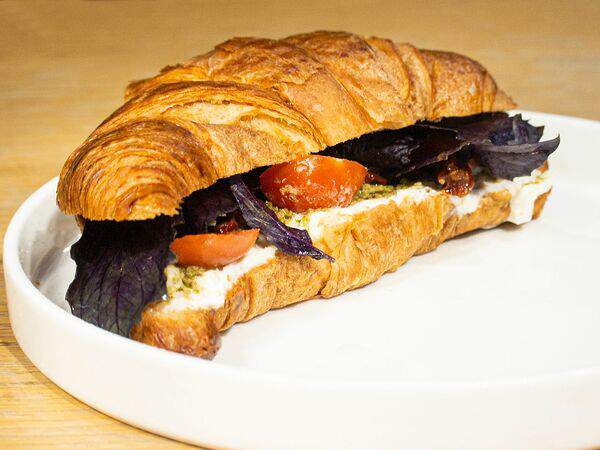 Saint Americano - Круассан со страчателлой и песто