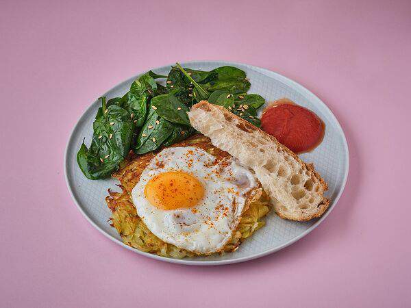 Manick Cakes - Глазунья на картофельном драннике со свежей зеленью и томатным соусом