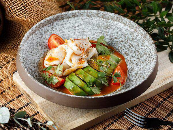 Поке от Not Only Poke by Bigvava - Жареный командорский кальмар с авокадо хасс и томатами