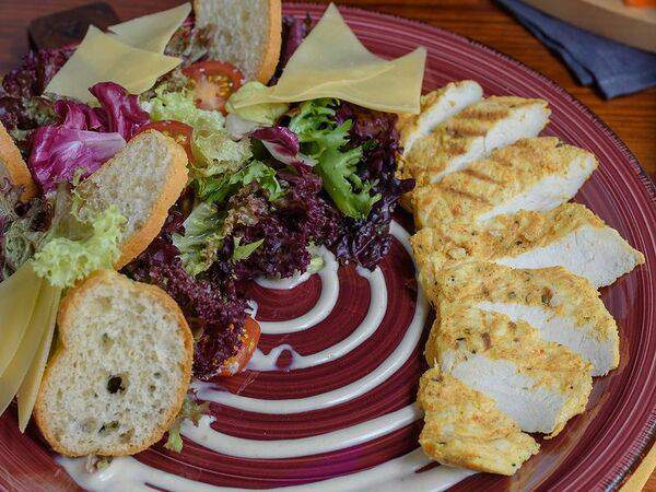 Кофейня 8512 - Цезарь с курицей, домашним соусом и пряными гренками