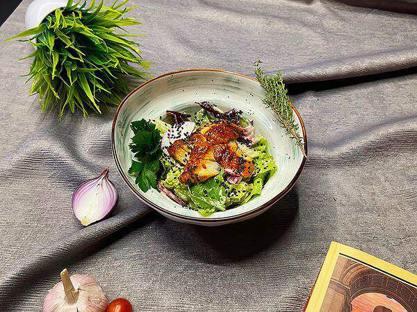 Black wood lounge bar - Салат под заправкой Тоннато с угрём