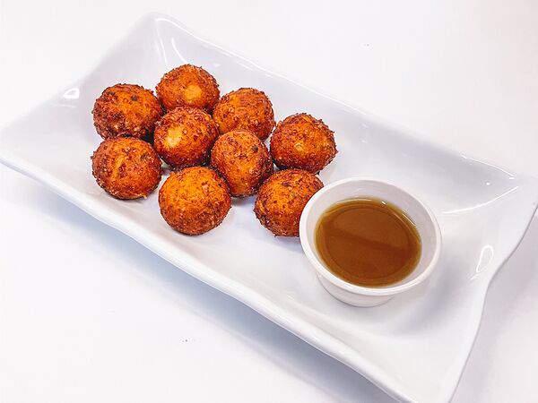 Учительская - Сырные шарики с халапеньо и горчично-медовым соусом