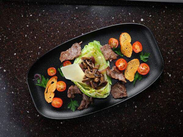 Panorama lounge bar - Салат Айсберг на гриле с телятиной и грибами