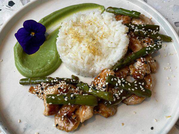 Black Fox - Курица в соусе терияки с лимонным рисом и муссом из брокколи