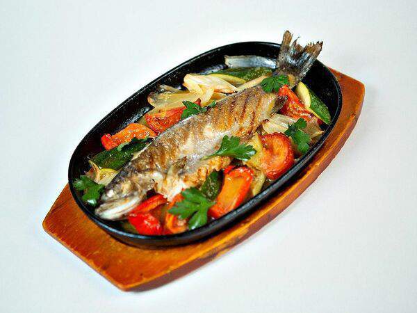 Траттория пицца - Форель с овощами