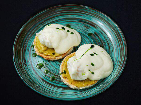 Sundali - Яйцо пашот с гуакамоле на тостах