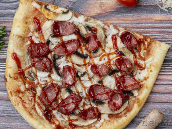 Кофейня №1 - Пицца с охотничьми колбасками и грибами с соусом BBQ 40*20 см