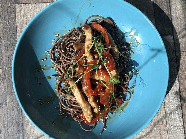 Lounge 1925 - Лапша соба с курицей в соусе терияки и овощами