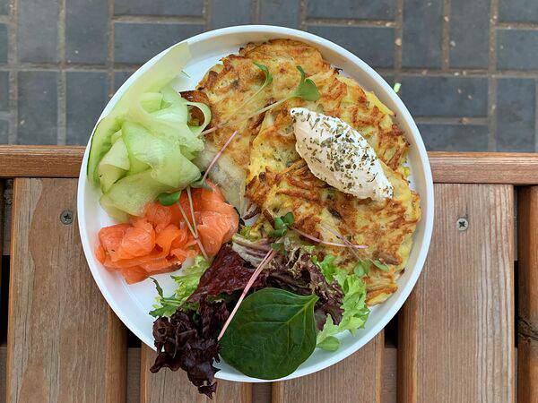 Coffeeline - кофе и еда - Драники с лососем, крем-чизной кнели и свежим огурцом