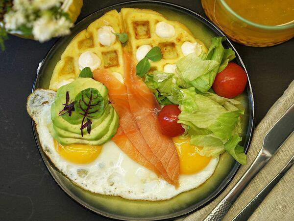 Yellow Cafe - Картофельные вафли с лососем и яичницей