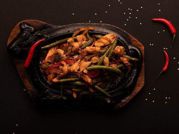 Steklo Grill & Bar - Фахитос с курицей на шипящей сковороде