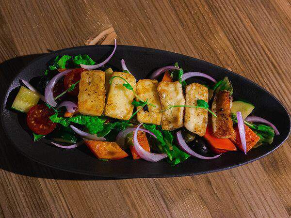 Мята Cyber Lounge Bar - Салат греческий с сыром халуми