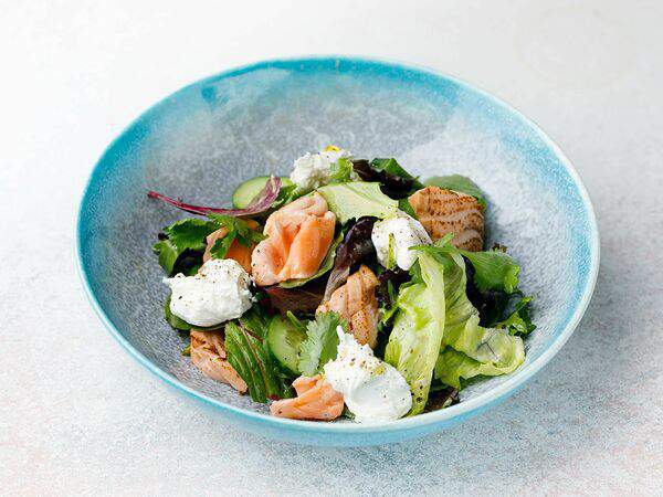 Гости - Салат с опалённым лососем, сливочным сыром и овощами