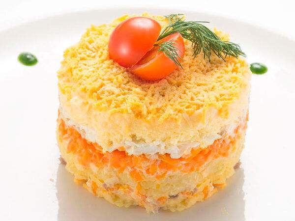 Колбасофф - Бизнес-ланч Салат Мимоза со скумбрией собственного копчения