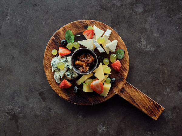 Китчен - Сыры со свежими ягодами и инжирным вареньем