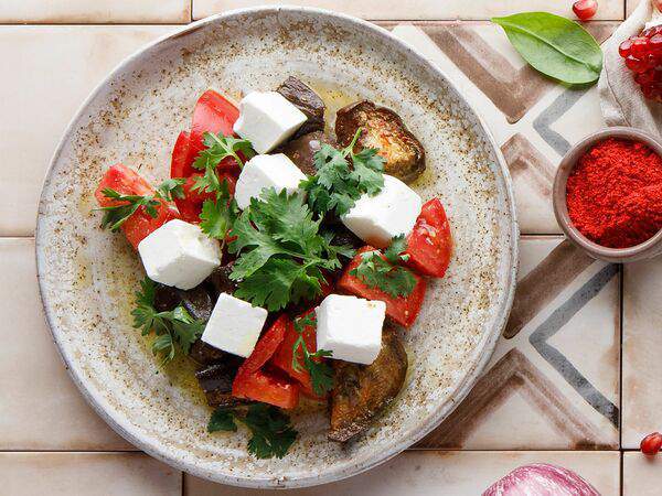 Хачо и Пури - Салат с баклажанами, помидорами и сыром фета