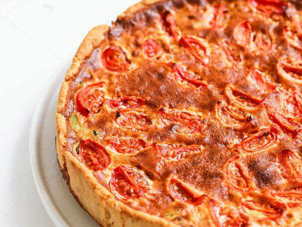 Onne Poke - Киш с лососем, брокколи и томатами черри