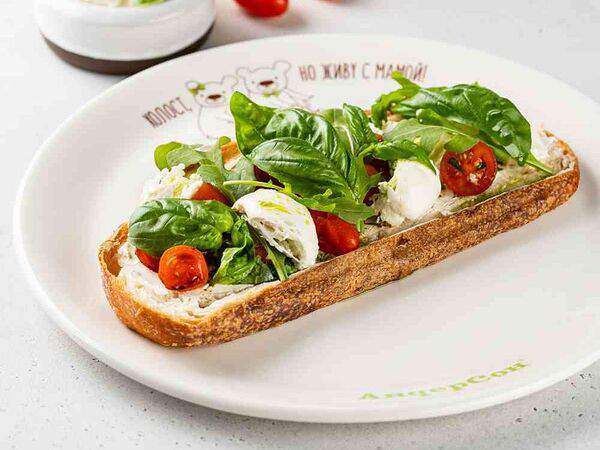 АндерСон - Брускетта с моцареллой и томатами