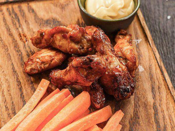 Цех этого города - Куриные крылышки барбекю со свежими овощами