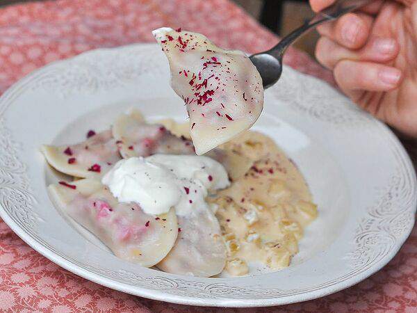 Zoom cafe - Вареники с брусникой и карамельным соусом