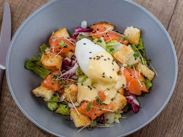 Шкаф - Лосось с яйцом пашот под соусом голландез