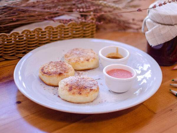 Кафе-пекарня Бенье - Сырники с клубничным соусом
