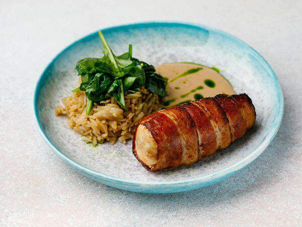 Гости - Фермерский куриный рулет в беконе с рисом басмати и перечным соусом