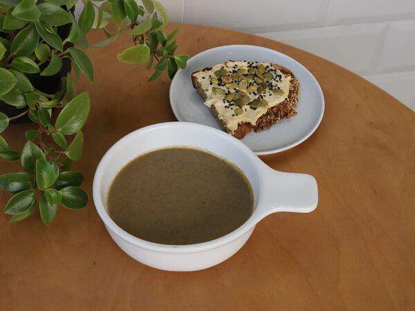 Люблю Кофе - Грибной суп с тостом хумус