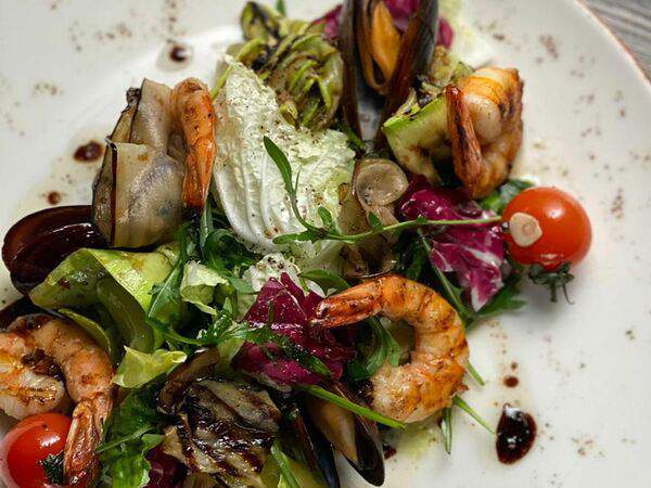 Шенген - Теплый салат с каннеллони из овощей, с тигровыми креветками и голубыми мидиями