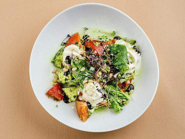 Forno rosso - Салат со страчателлой и соусом песто