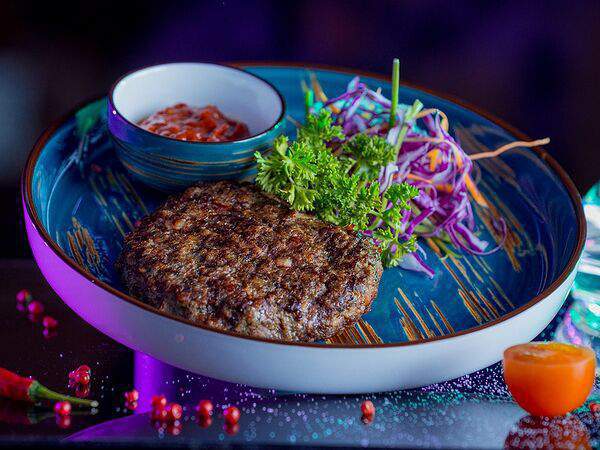 Spletny Lounge - Мясная котлета из говядины с томатно-пряным соусом