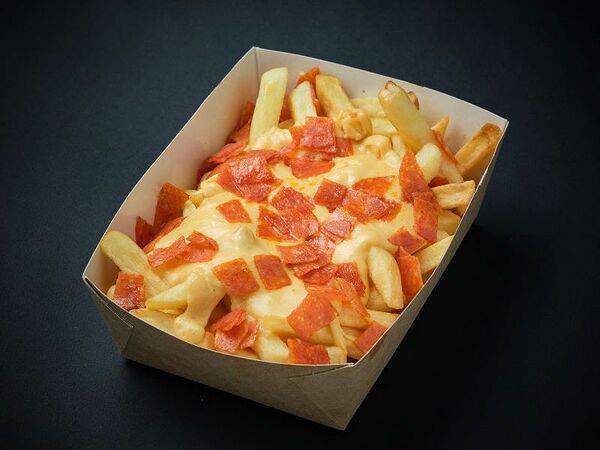 Pumpini - Картофель фри с сырным соусом и колбасками пепперони