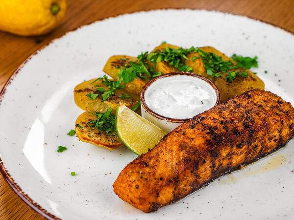 Antonio - Стейк из лосося на гриле с огуречным соусом